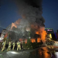 Một lao động người Uzbekistan... Dũng cảm lao vào đám cháy để cứu người...