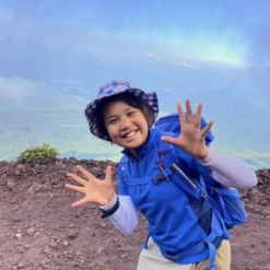 Cô bé Rei Banno (12 tuổi) người Nhật đã leo thành công ngọn núi Kilimanjaro (5895m so với mực nước biển) - ngọn núi cao nhất châu Phi.