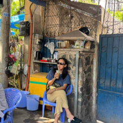Lee Hyori hòa tan vào 1 quán cafe bình dân tại Việt Nam.