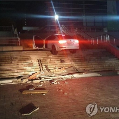 [News] Uống rượu lái xe... đêm qua một chiếc ôtô đã lao lên bậc thềm trước cửa Tòa thị chính thành phố 천안