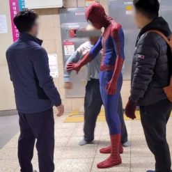 Ngày 11/11, vào lúc 9 giờ tối ở ga Jamsil (Seoul) đã xuất hiện “người nhện” phiên bản thực ngoài đời ở Hàn Quốc.