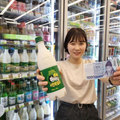 Tại các cửa hàng tiện lợi của CU đang bán loại rượu gạo Makgeolli bình dân (6 độ) chỉ với giá 1.000won/1 chai...