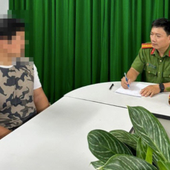 Ngày 7/10, một người đàn ông Hàn Quốc (họ 손, 47 tuổi) bị công an thành phố Hồ Chí Minh bắt giữ khẩn cấp để điều tra về hành vi “Chứa mại dâm”, “Môi giới mại dâm”.