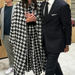 Nam diễn viên Song Joong Ki đưa bà xã Katy Louise Saunders tới tham dự hôn lễ của em gái anh tại một trung tâm tiệc cưới ở Seoul vào chiều ngày 14/10.