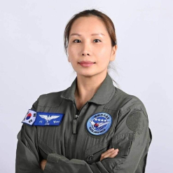 Cô dâu VN được chọn là 1 trong 4 người được sẽ làm "phi công quốc dân", trải nghiệm lái máy bay quân sự T-50 tại triển lãm hàng không Seoul