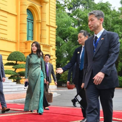 🇰🇷🤝🇻🇳 Bà Kim Keon Hee, Phu nhân Tổng thống Hàn Quốc với tà áo dài truyền thống của Việt Nam.  Nguồn: Thông Tin Chính Phủ
