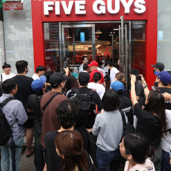 Five Guys lần đầu tiên mở của hàng tại Hàn Quốc đông nghẹt người mua